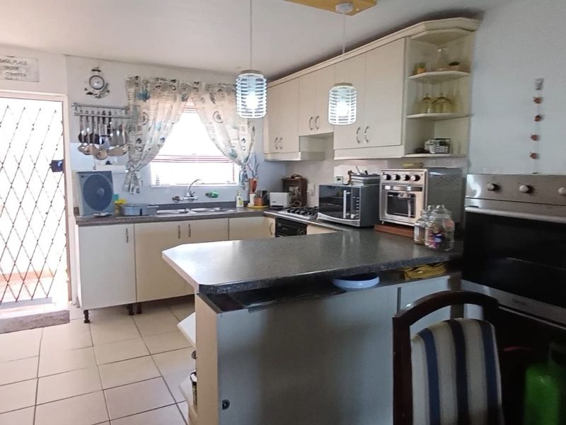Apartment For Sale In Margate - Photo 8