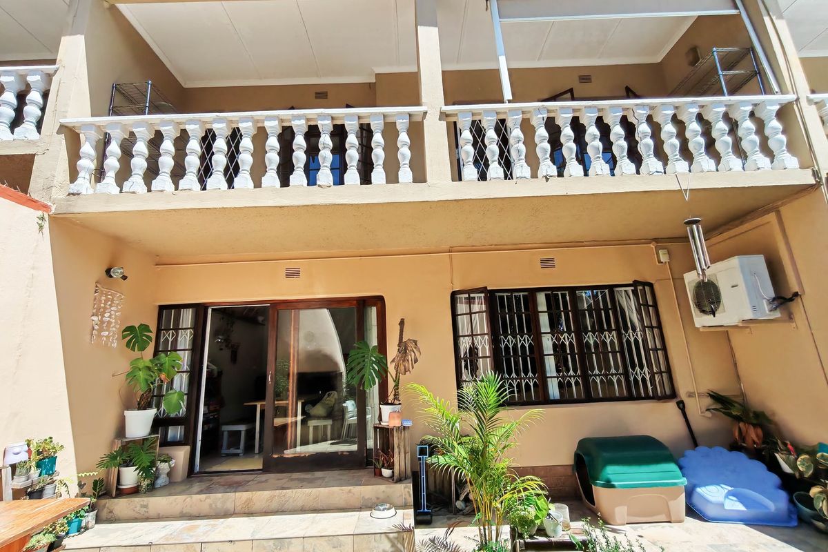 Townhouse For Sale In Margate - Photo 4