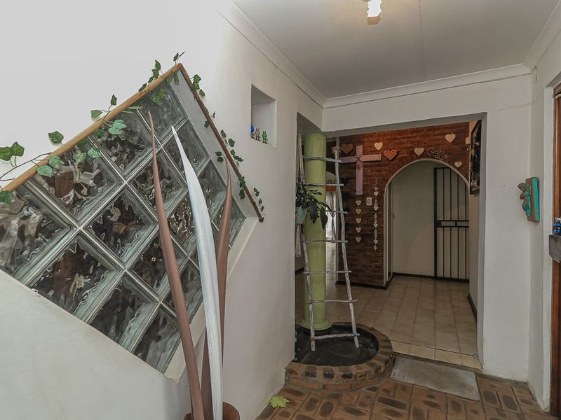 House Pending Sale In Springs - Photo 4