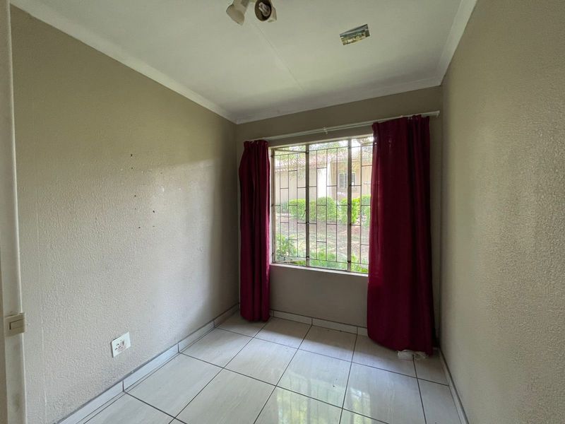 Townhouse Pending Sale In Midrand - Photo 9