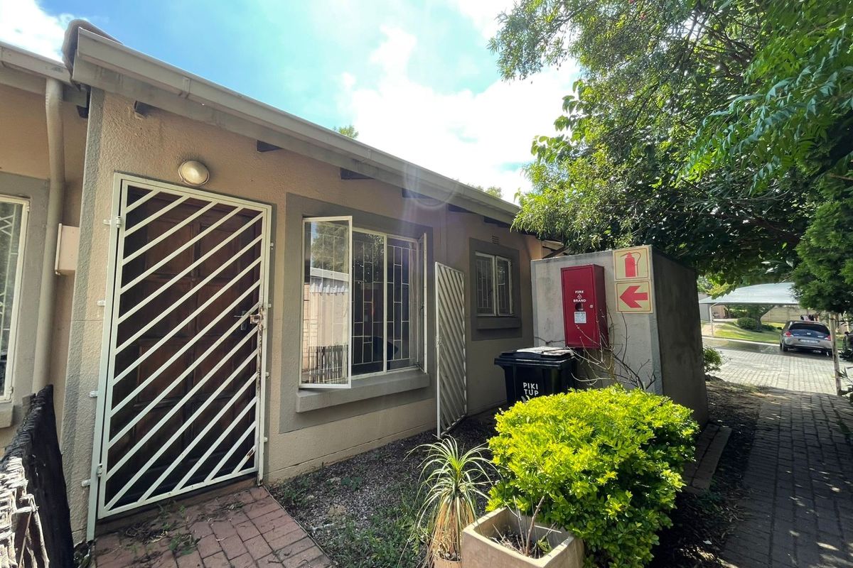 Townhouse Pending Sale In Midrand - Photo 2