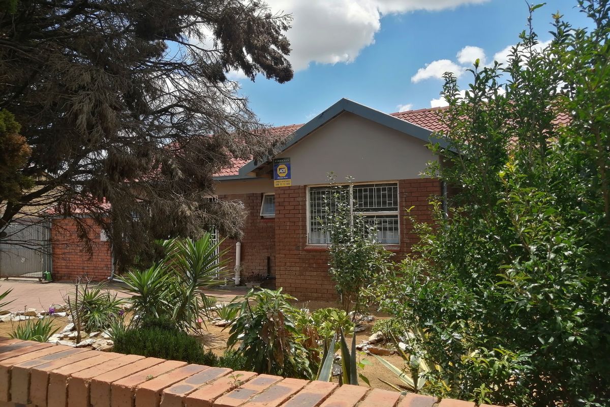 House For Sale In Johannesburg - Photo 2
