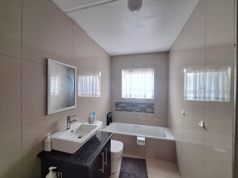 Townhouse For Sale In Midrand - Photo 9