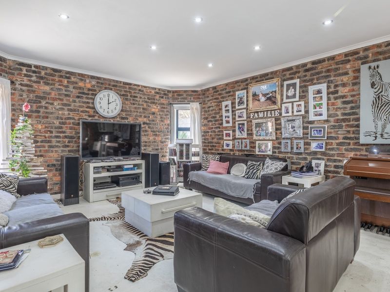 House Pending Sale In Cape Town - Photo 3