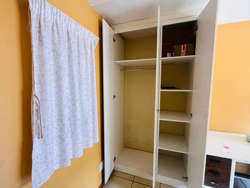 Apartment For Sale In Johannesburg - Photo 2