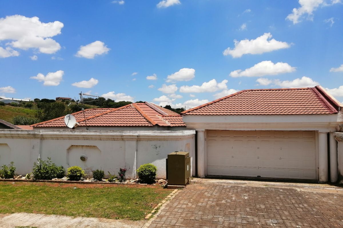 House For Sale In Johannesburg - Photo 2