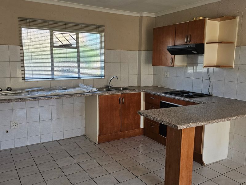 Apartment For Sale In Edenvale - Photo 2