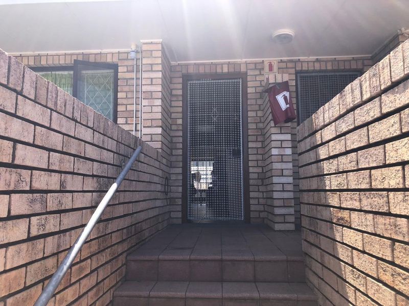 Townhouse For Sale In East London - Photo 3