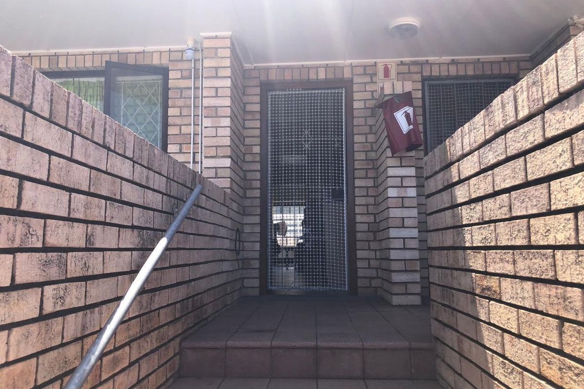 Townhouse For Sale In East London - Photo 3