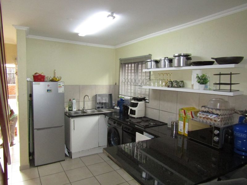 Apartment For Sale In Johannesburg - Photo 6