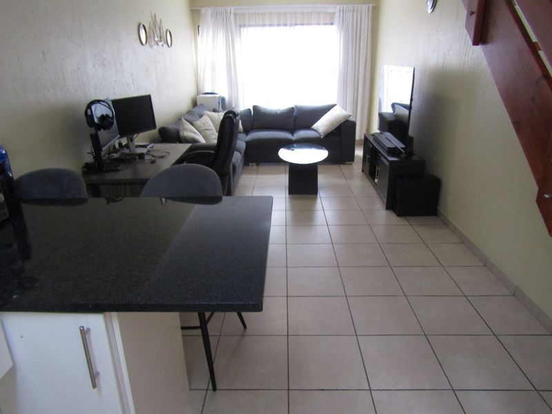 Apartment For Sale In Johannesburg - Photo 2