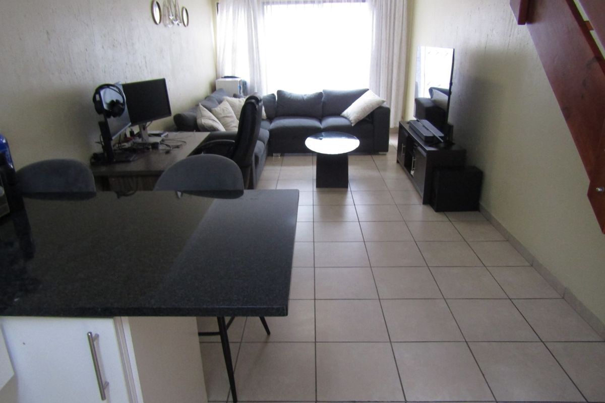 Apartment For Sale In Johannesburg - Photo 2