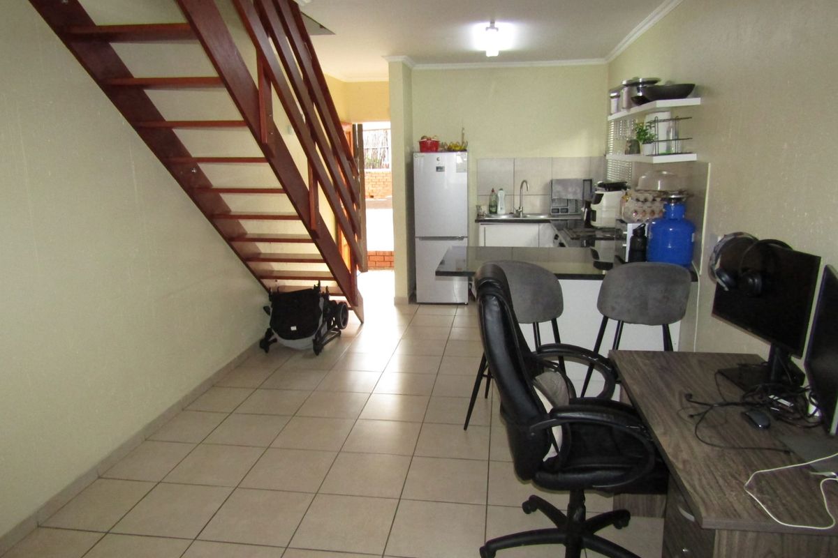 Apartment For Sale In Johannesburg - Photo 5