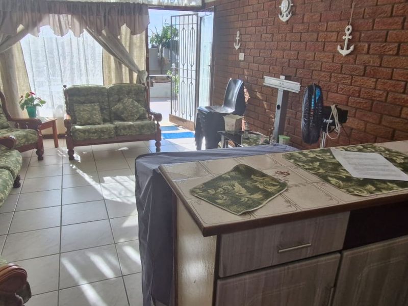 Apartment For Sale In Margate - Photo 3