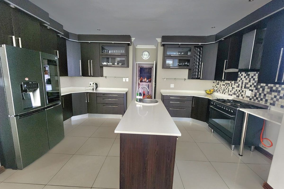 5 Bed House For Sale in Aquavista Mountain Estate | MyProperty Africa