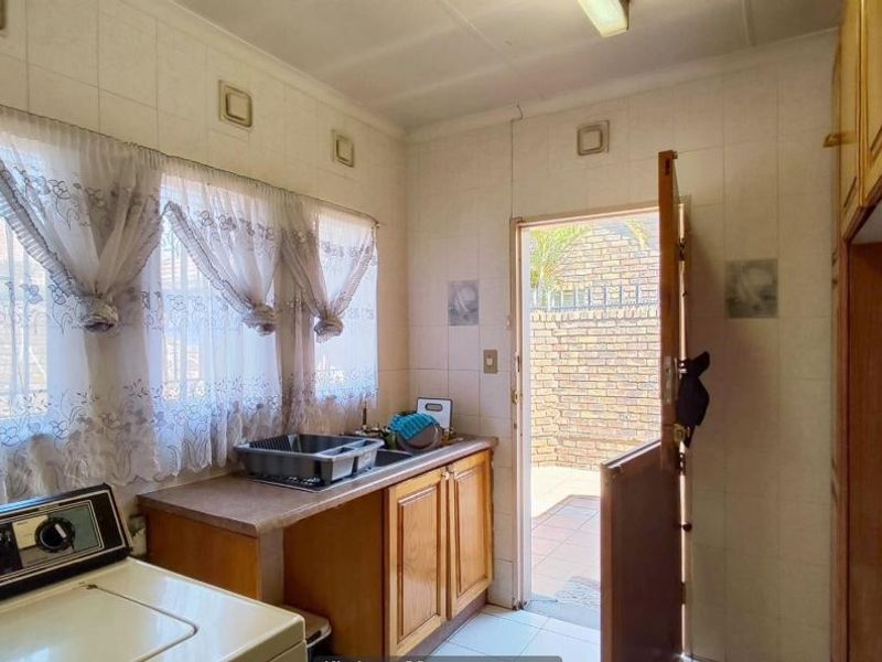 Townhouse For Sale In Kempton Park - Photo 6