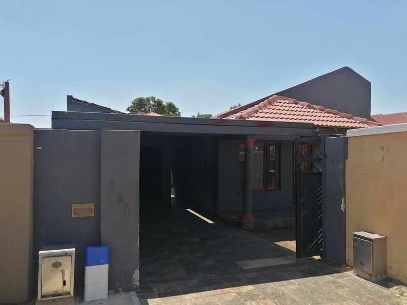 House For Sale In Johannesburg - Photo 1
