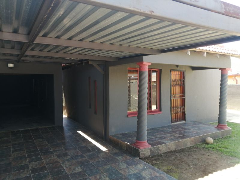 House For Sale In Johannesburg - Photo 2