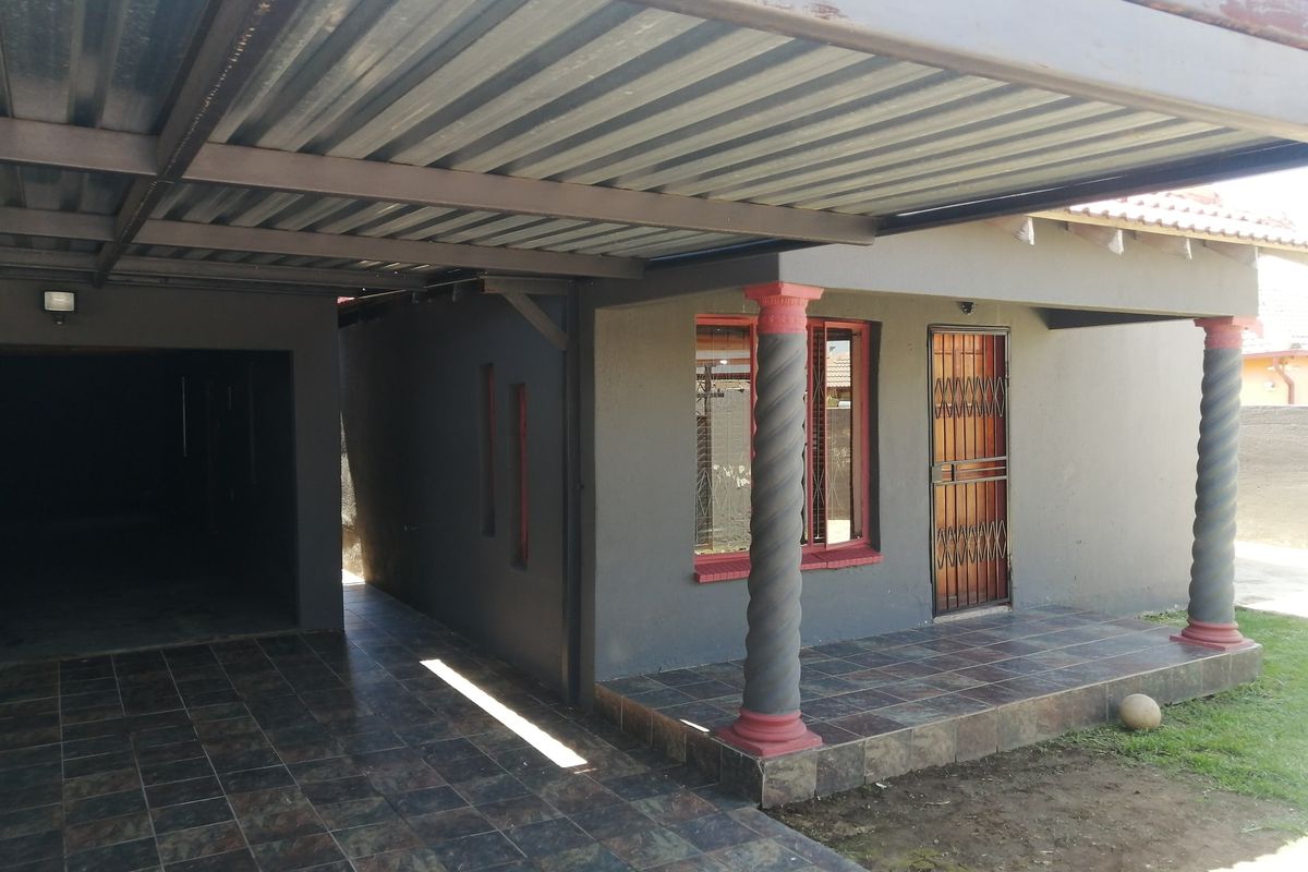 House For Sale In Johannesburg - Photo 2