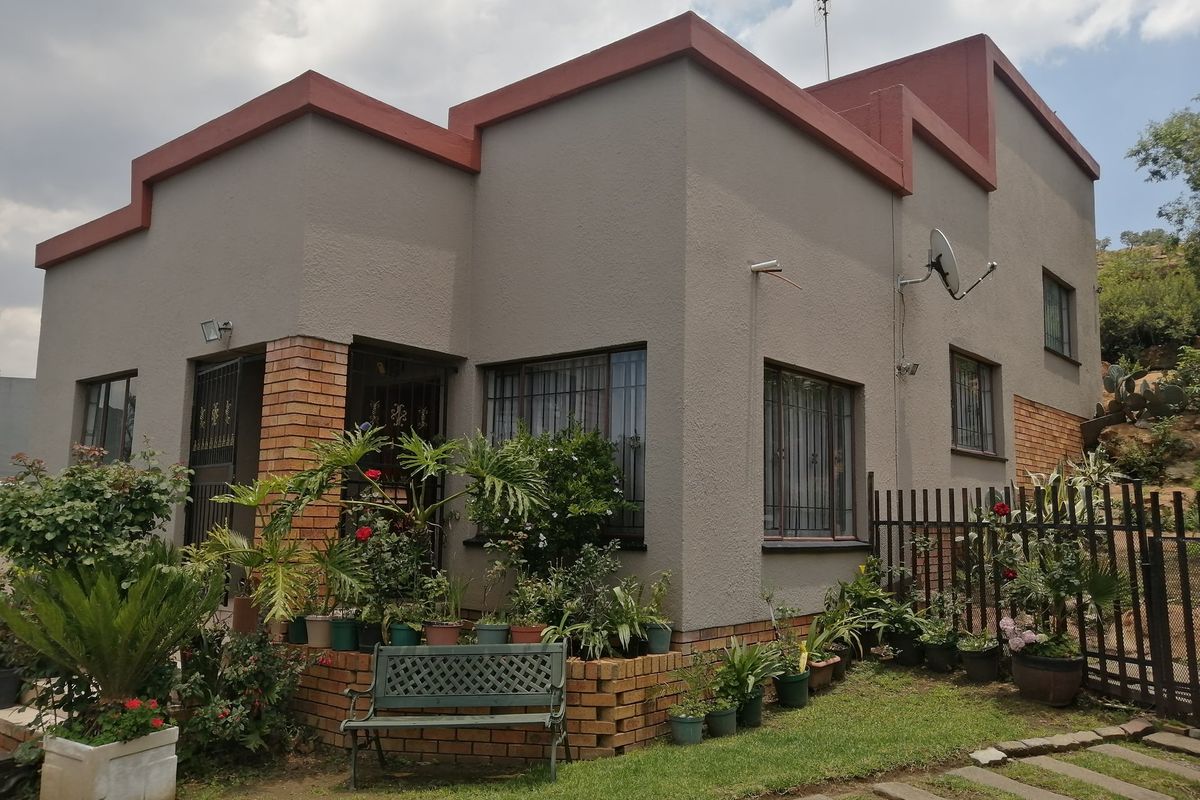 House For Sale In Johannesburg - Photo 3