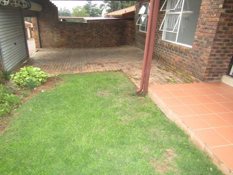 Townhouse For Sale In Sandton - Photo 2