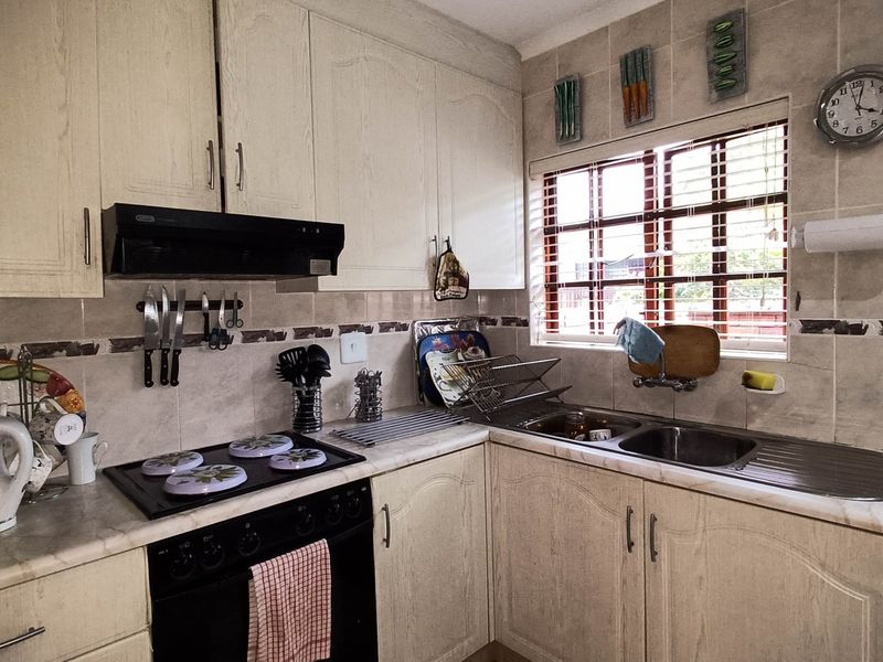 Townhouse For Sale In Margate - Photo 2