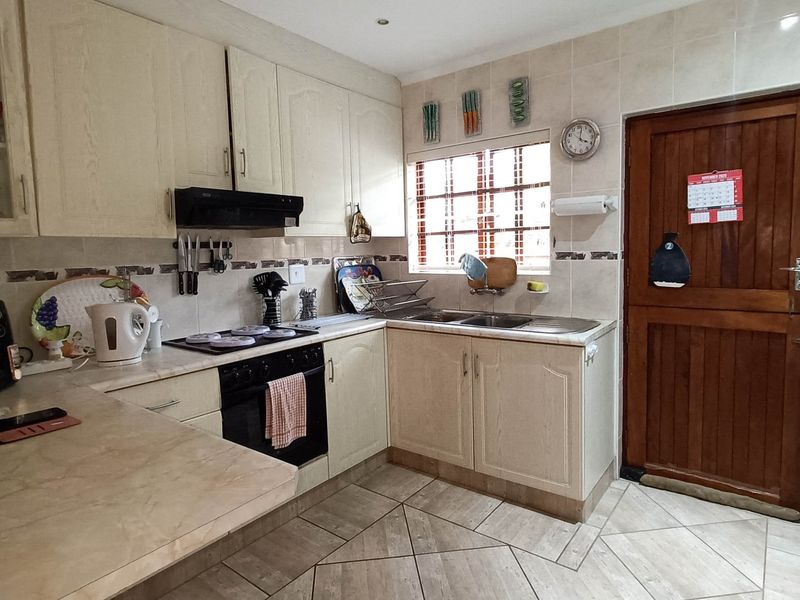 Townhouse For Sale In Margate - Photo 3