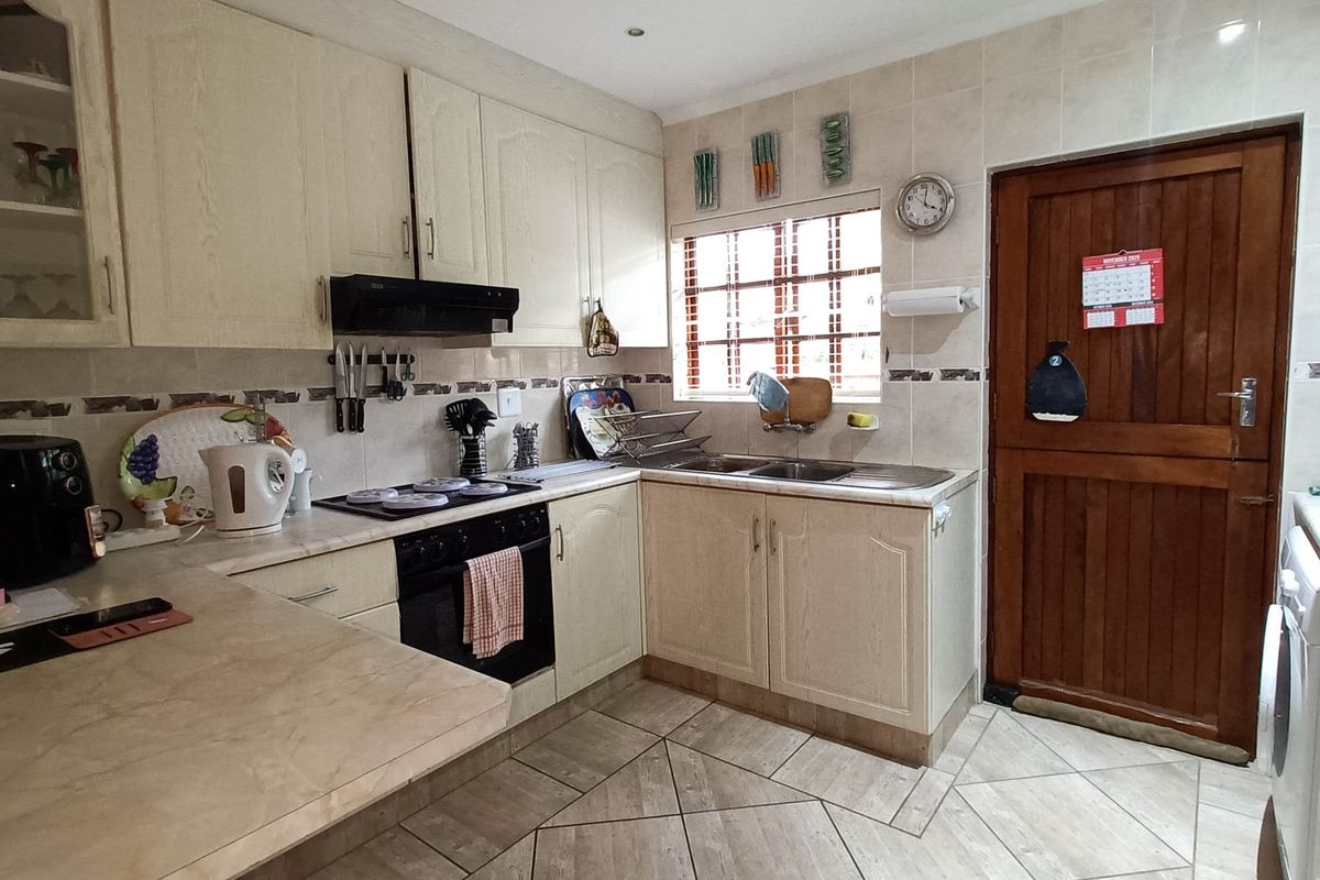 Townhouse For Sale In Margate - Photo 3