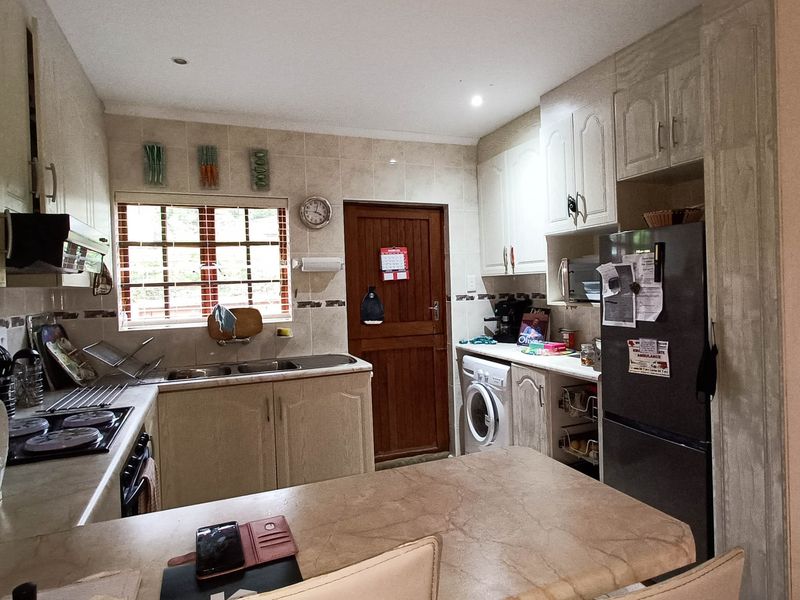 Townhouse For Sale In Margate - Photo 4