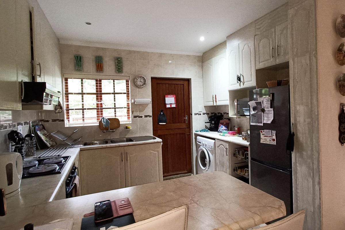 Townhouse For Sale In Margate - Photo 4