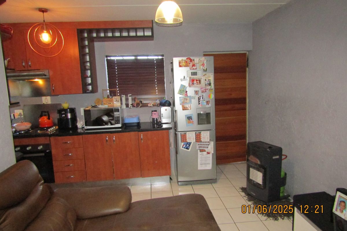 Apartment For Sale In Johannesburg - Photo 3