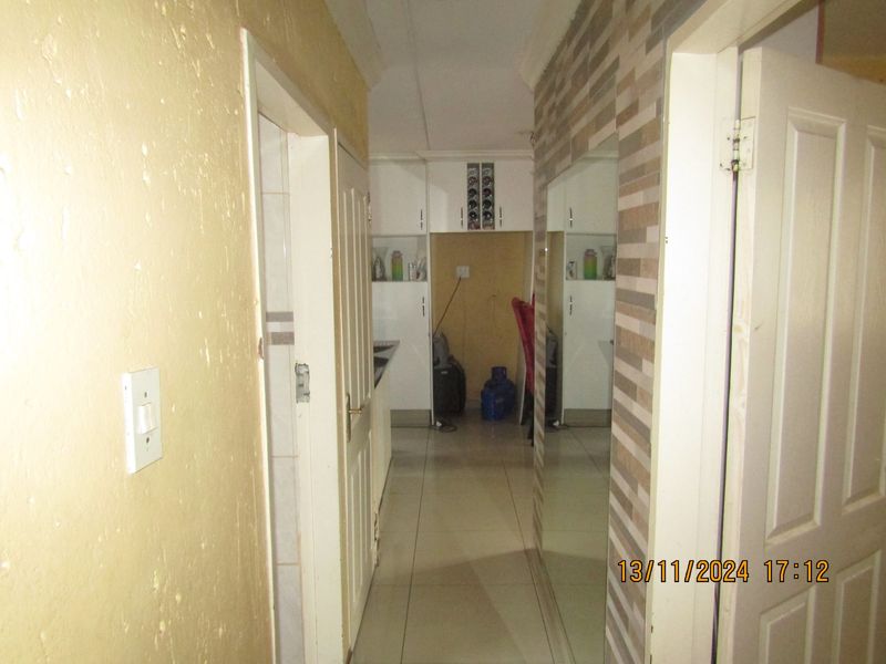 Apartment For Sale In Johannesburg - Photo 10