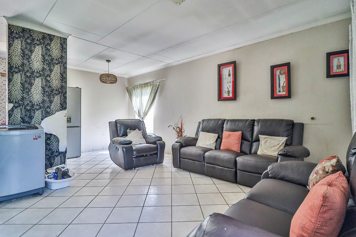 Townhouse For Sale In Randburg - Photo 2