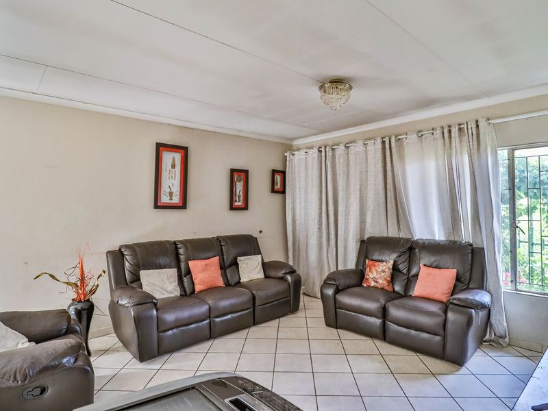 Townhouse For Sale In Randburg - Photo 5