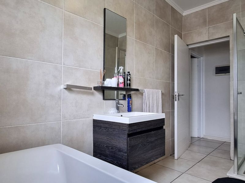 Apartment For Sale In Johannesburg - Photo 6