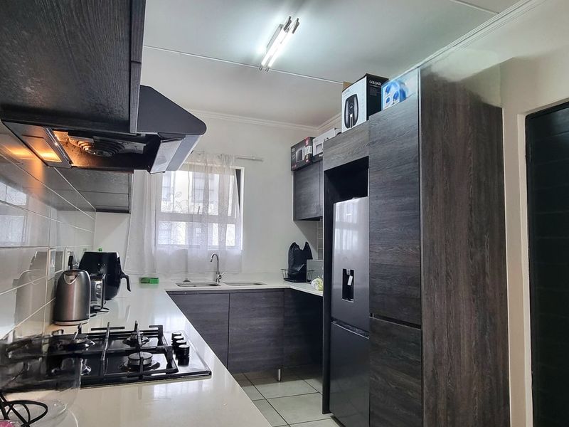 Apartment For Sale In Johannesburg - Photo 2