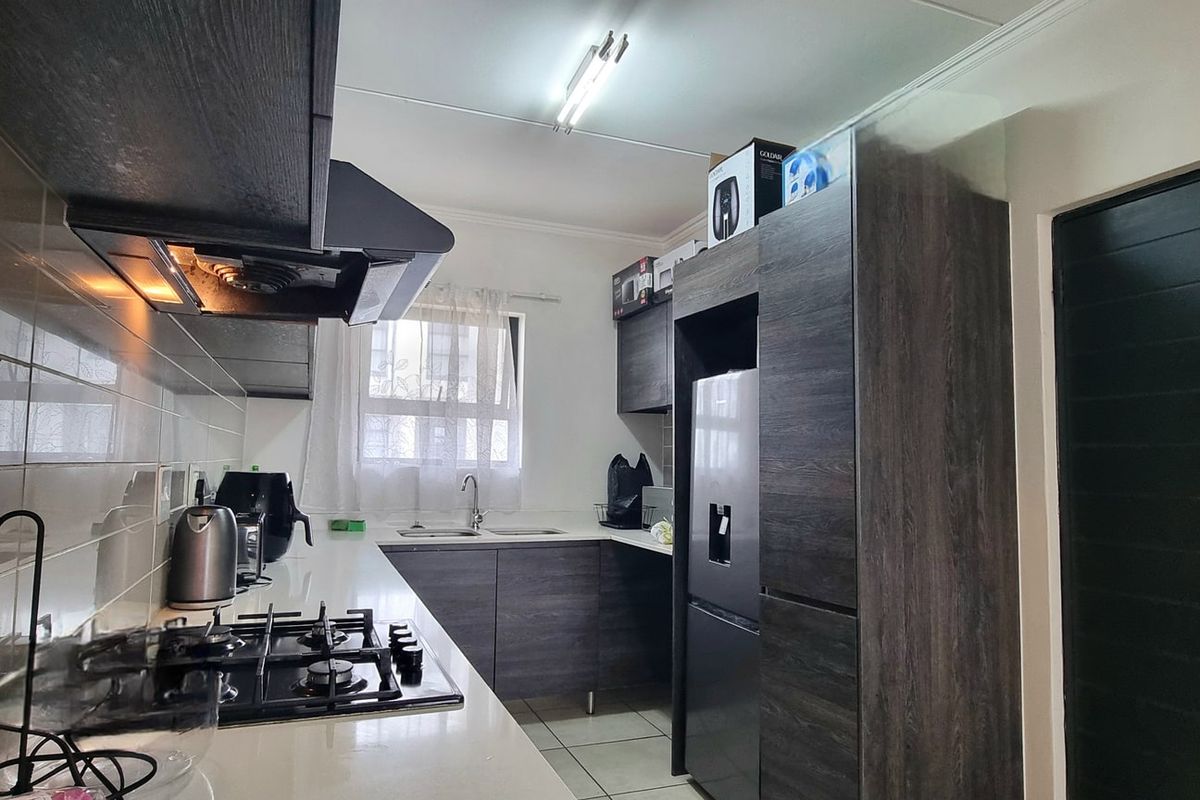 Apartment For Sale In Johannesburg - Photo 2