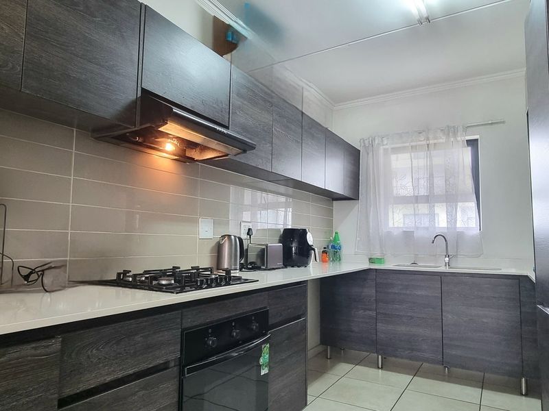 Apartment For Sale In Johannesburg - Photo 4