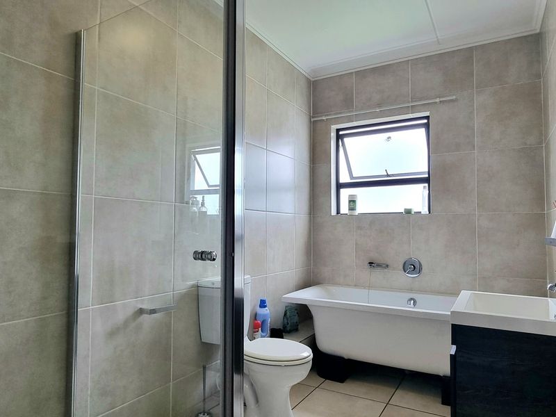 Apartment For Sale In Johannesburg - Photo 5