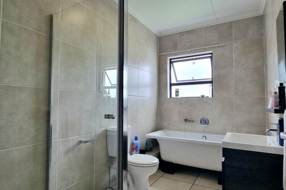 Apartment For Sale In Johannesburg - Photo 5