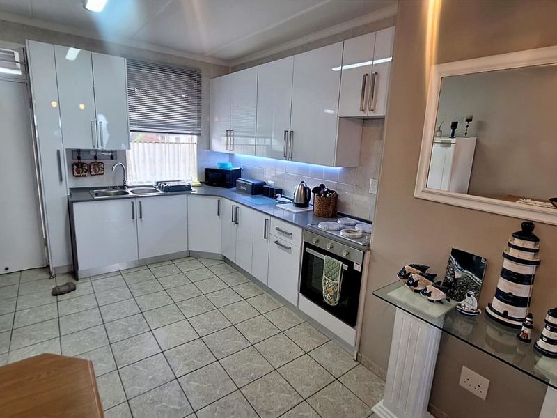 Apartment For Sale In Margate - Photo 2