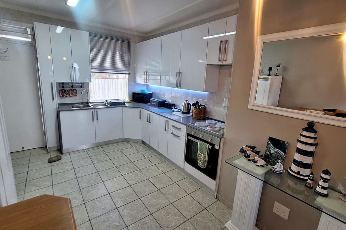 Apartment For Sale In Margate - Photo 2