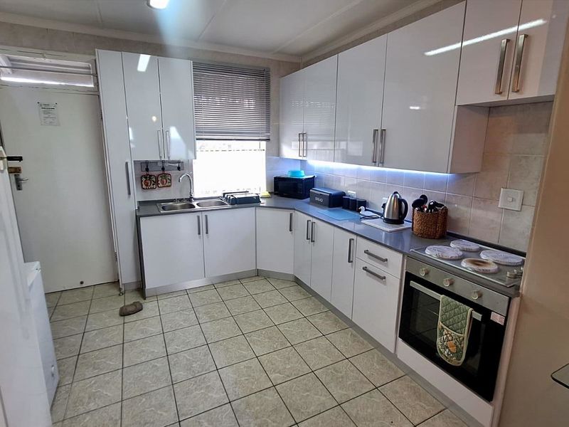 Apartment For Sale In Margate - Photo 3