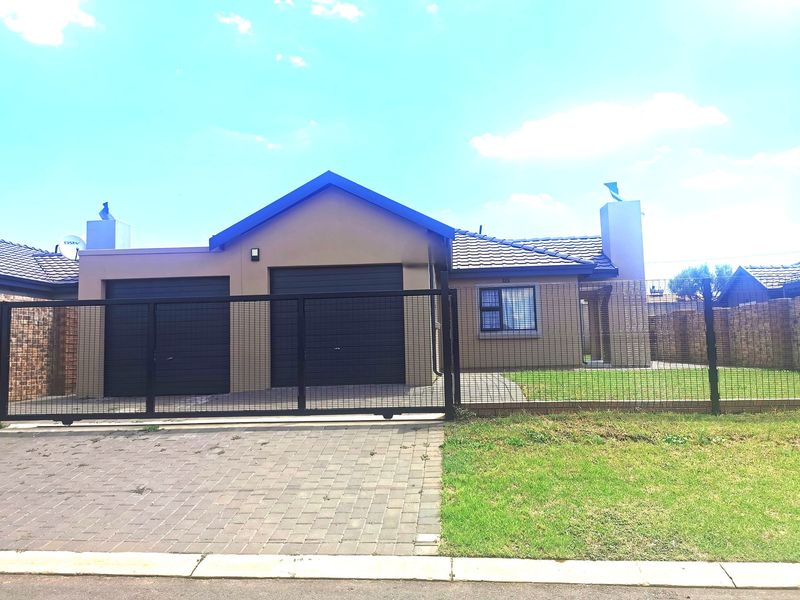 House For Sale In Midrand - Photo 2