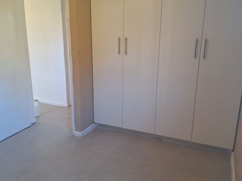 Apartment For Sale In Cape Town - Photo 7