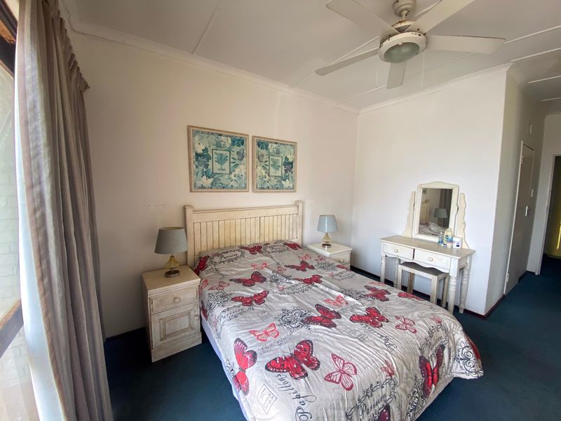 Townhouse For Sale In Margate - Photo 2