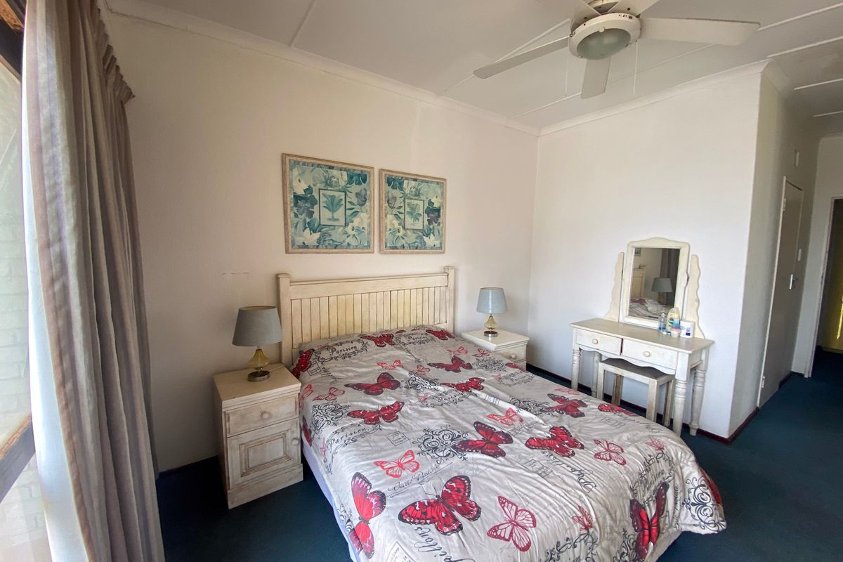 Townhouse For Sale In Margate - Photo 2