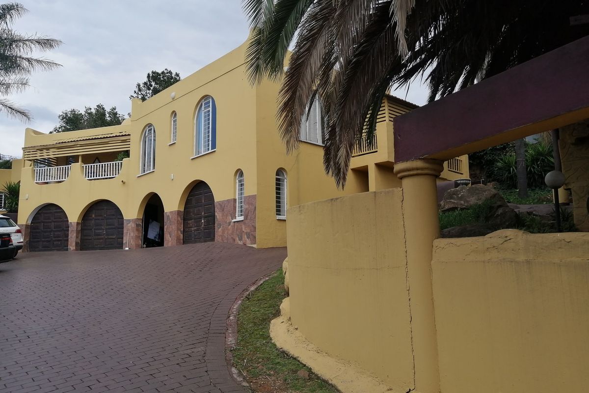 House For Sale In Johannesburg - Photo 2