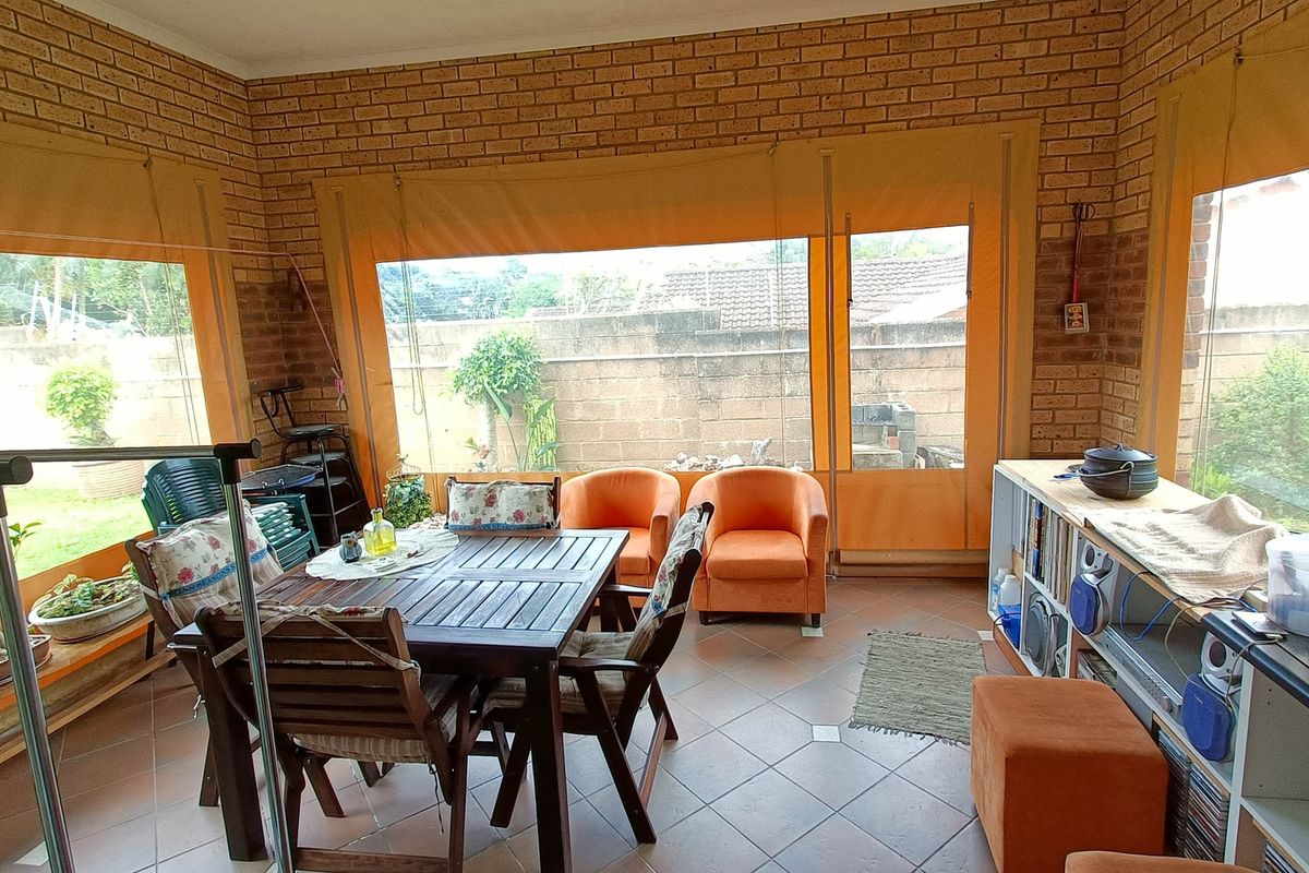 Townhouse For Sale In Margate - Photo 2