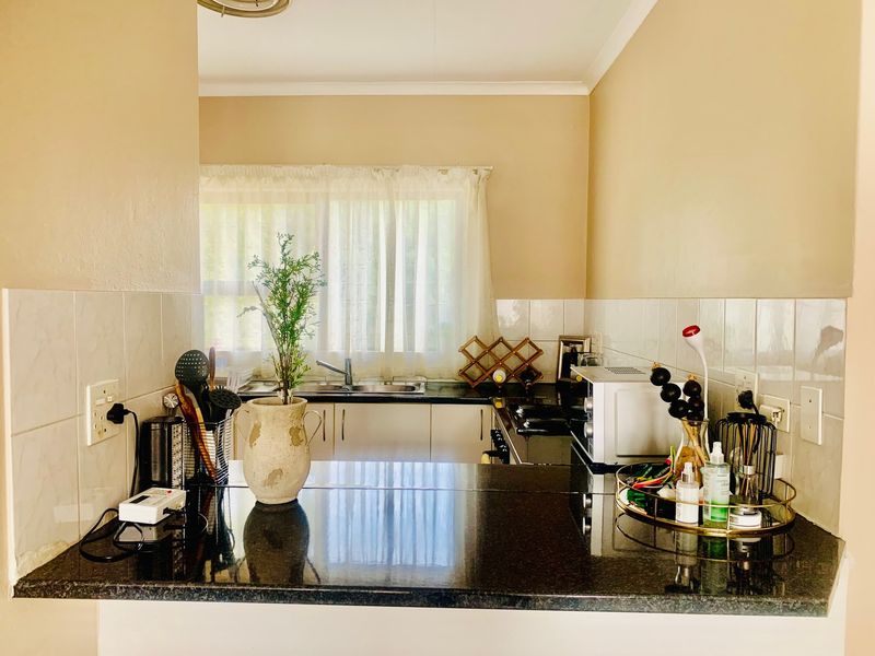 Apartment For Sale In Johannesburg - Photo 5
